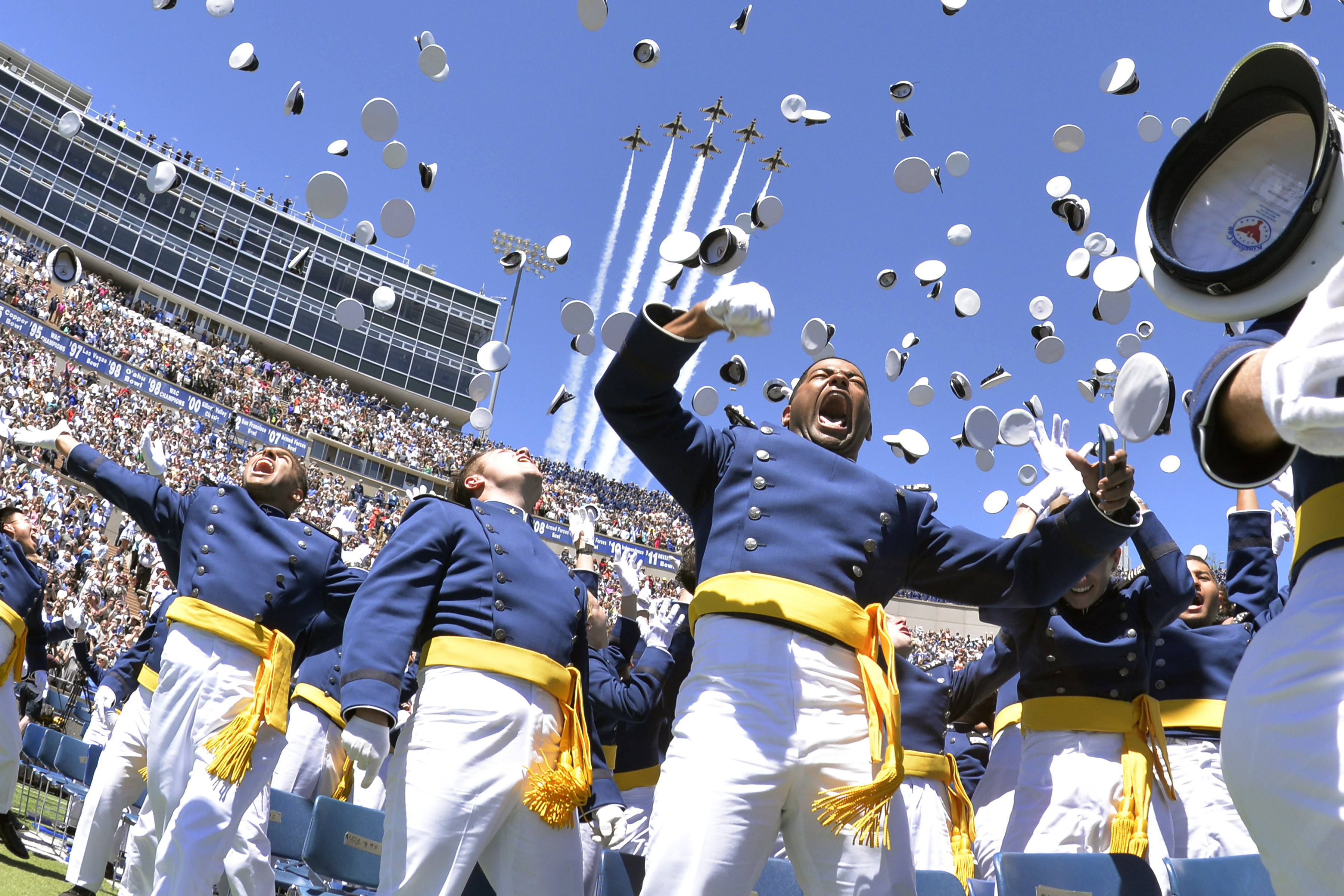 2017年美国空军学院的毕业典礼上,在雷鸟战机飞越云霄